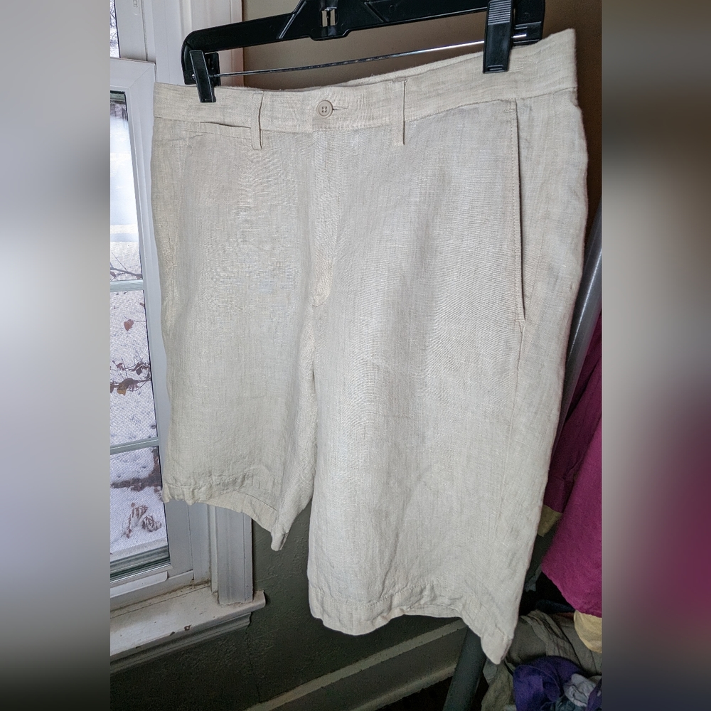 size 33 100% linen Black Saks Fifth Avenue men's khaki shorts.